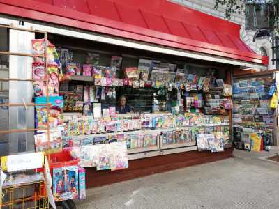 Altra chiosco tramandato di generazione in generazione � quello dell�edicola dei giornali, che troviamo appena superato l�ingresso dell�Ateneo. Si presenta come un vistoso tetto rosso sotto il quale, tra le riviste, spunta il viso del proprietario, il 66enne Paolo Tamburello